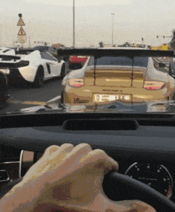 搞笑gif:你女朋友拆快递时的样子就是这样!