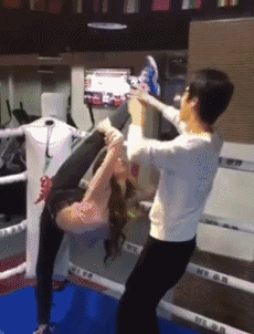 搞笑gif:非要女朋友学高难度姿势,你没看到妹子表情很痛苦吗?