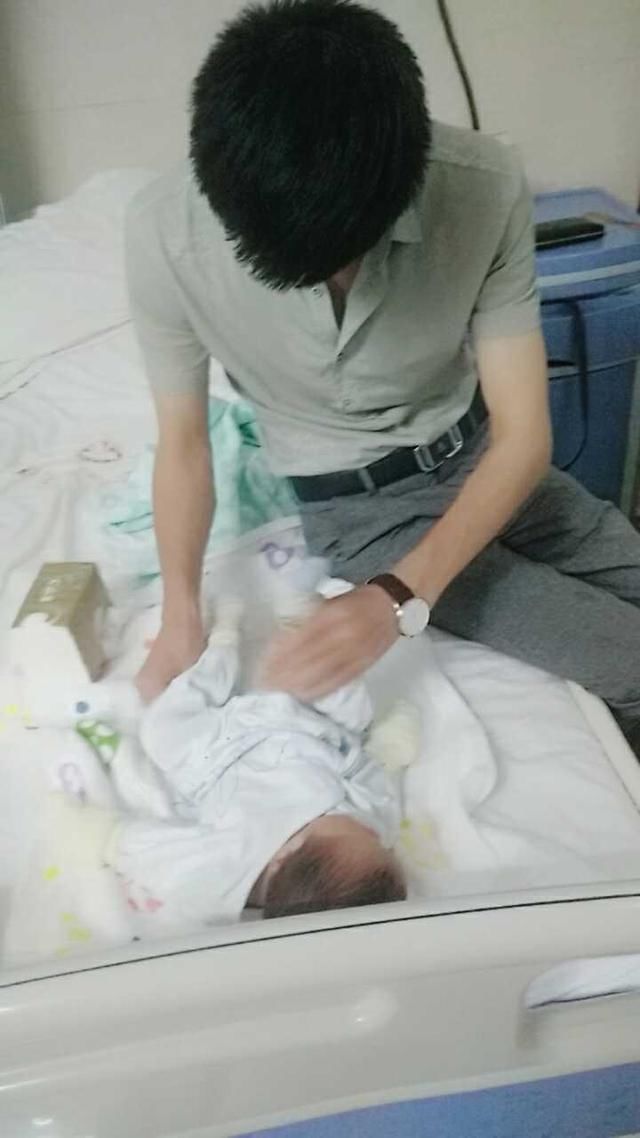 躺下时肚子也是坚挺的,周围人全部说是男孩,孕期没有水肿,行动自如  4