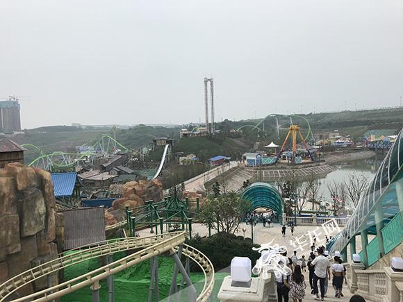 重庆欢乐谷过半游乐项目未开放 网友吐槽像工地