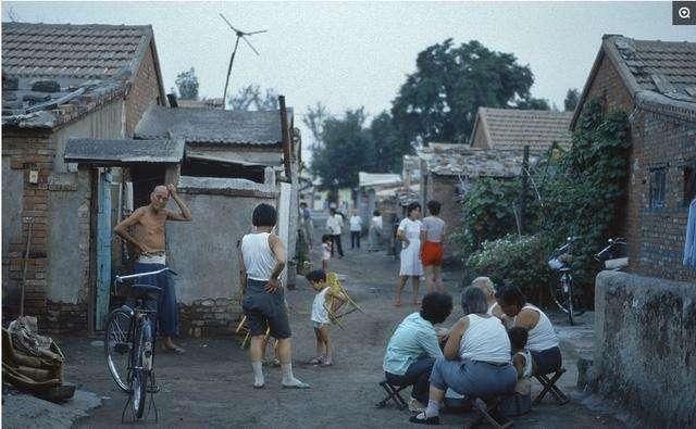 80年代中国夏天老照片,人们都在房子外面光着膀子乘凉