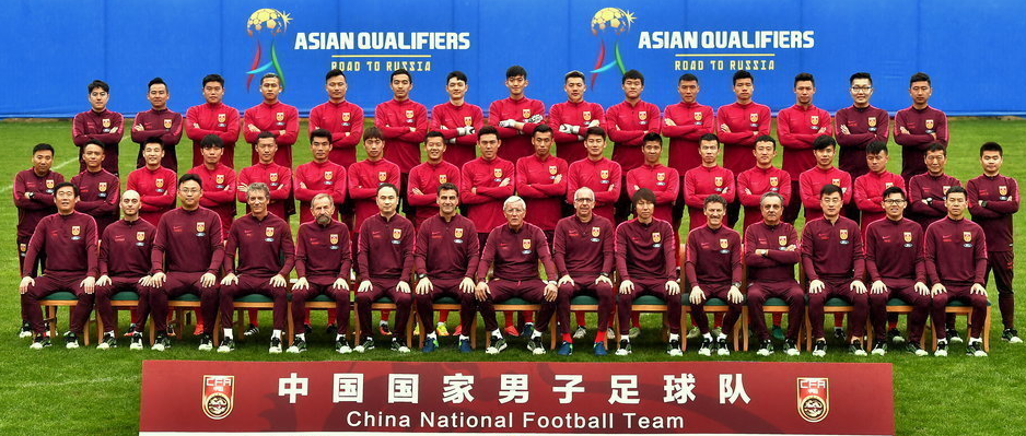 中国男足最新全家福:里皮李铁领衔 名将云集