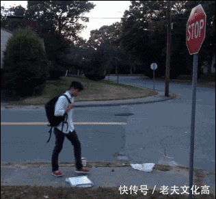 搞笑gif: 哈哈, 美女这一拳, 威力大了啊, 连自己都不