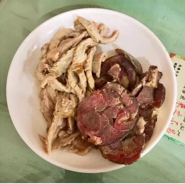 香甜的胡萝卜丁加上熏马肉丁,皮带面经肉汤煮过后完全入味,吃一口面