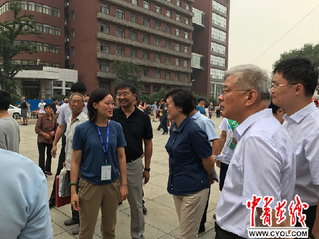 图说:中国人民大学党委书记靳诺在迎新现场.