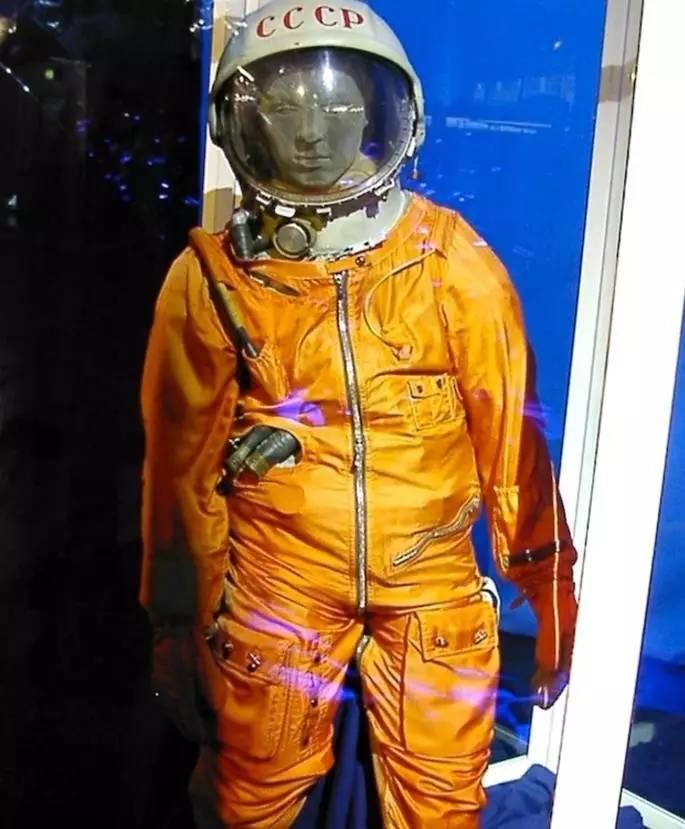 从中世纪骑士头盔到气泡头……航天服:鬼知道我经历了