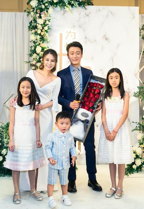 佟大为一家五口全家福曝光,两个女儿似双胞胎,小儿子比他还帅