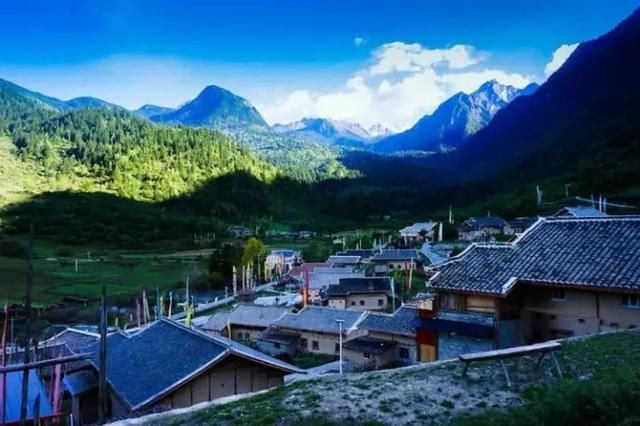 南与松潘县的漳腊区以弓杠岭为界,西与大录乡接壤,北与黑河乡绕腊沟