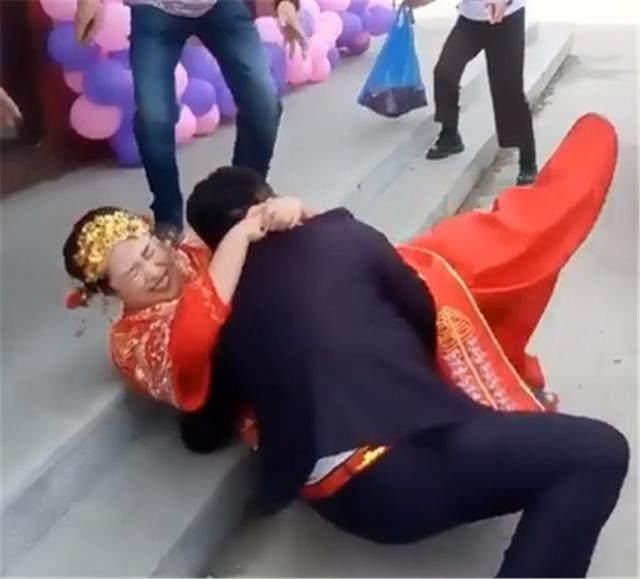 婚礼时,胖新娘非要逼迫新郎公主抱她,结果摔得两人仰面朝天