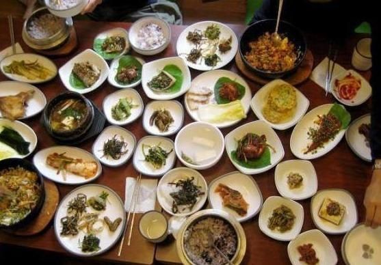 韩国人与国人请客吃饭的区别,看看桌子上的菜就知道了