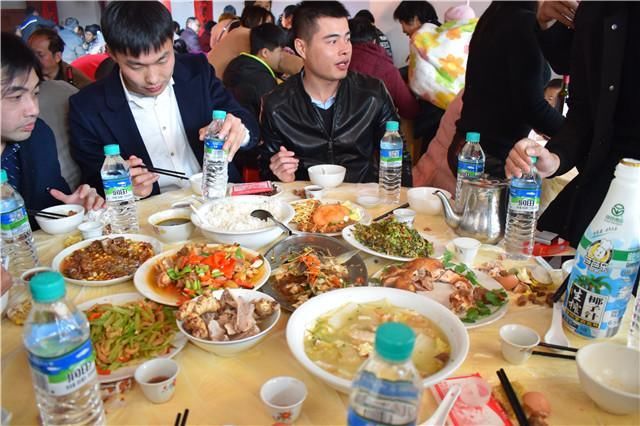 过年期间走亲戚,各种宴席不间断,光随礼就花了一个月工资
