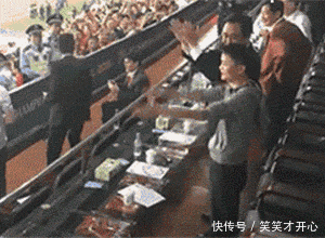 搞笑gif:这恐怕是马云这辈子最尴尬的一次了,哈哈哈.