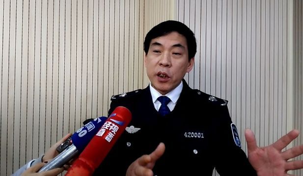 湖北省环境监察总队总队长蒋茂芳接受记者采访