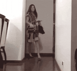 趣味内涵动态图:怎么进来都不敲门,妹子她在房间里有事啊