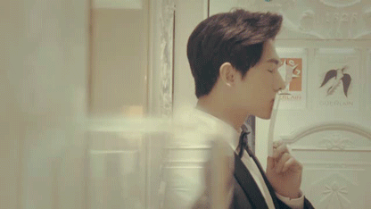 今天(情人节)19:00 整,什么都懂的霸道总裁杨洋将要在抖音给你发红包!