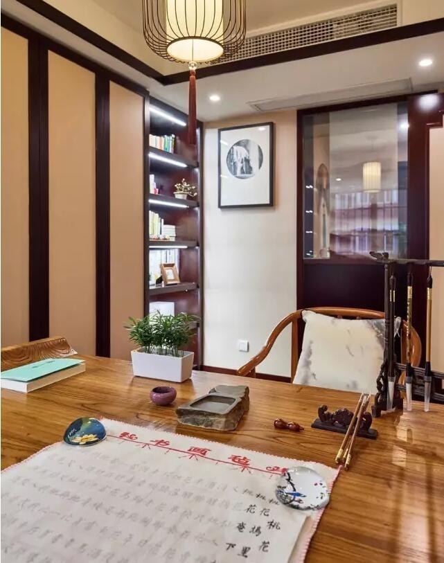 在空间书桌的骨架上练字,一个充满气息质感的木纹人字形书香v空间设计图图片