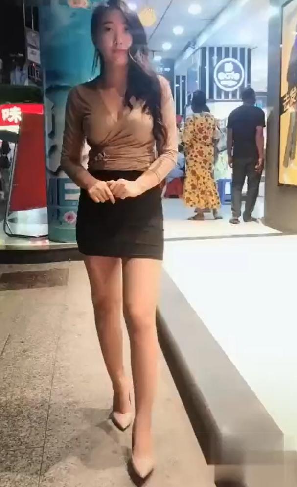 站在街边的妙龄小姐姐,肉色丝袜与高跟鞋好有女人味