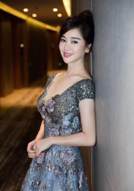 左小青,其清新纯美的外型和动人的演技深受广大观众的喜爱,在2011年时