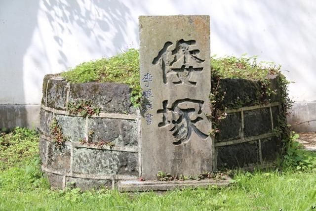 中国有一坟墓埋着四个日军军官,双手都被反绑,墓碑上刻着两个字