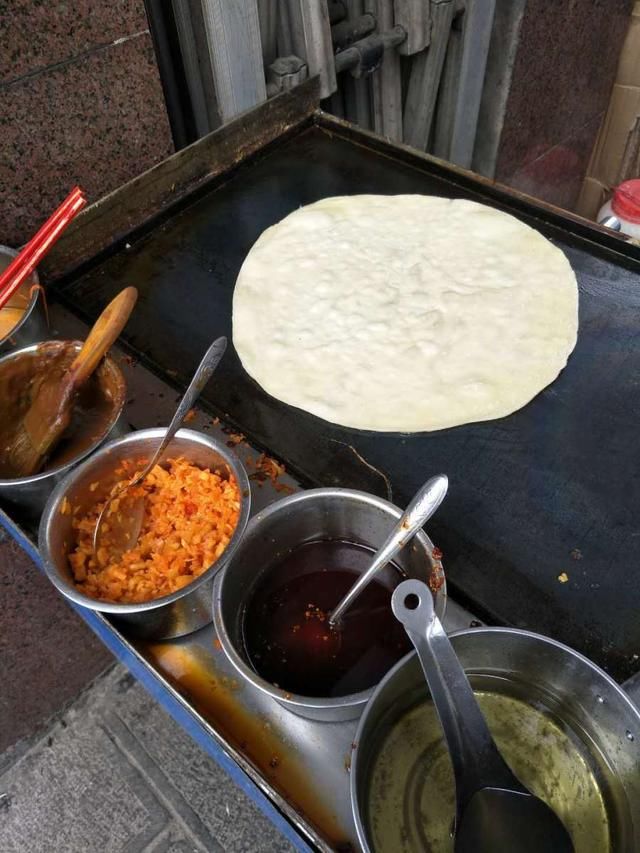 早上没有吃饭就慌忙的出门,走到街口,看到颜姨的鸡蛋灌饼摊依旧在