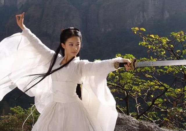 女星古装"拿剑":个个霸气十足,谁知看到林心如,画风却