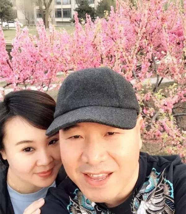 "刘能"王小利全家近照,小11岁二婚妻子年轻貌美,儿子帅气