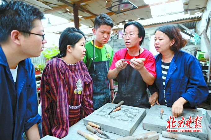 "砖雕张"第六代传人张彦 传统技艺在五指间发扬光大-北京时间