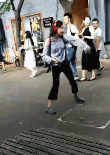 妹子也是太不在乎旁人的目光了,沉醉在自己的世界里