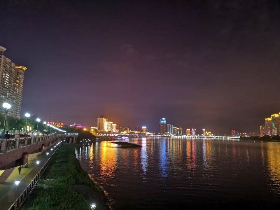 松花江的夜景非常美,近几年的亮化工程做的非常好,江边都是景观灯