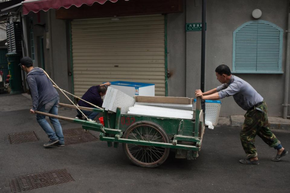 这个岛上禁止一切车辆通行,几万人生活物资全靠人力板