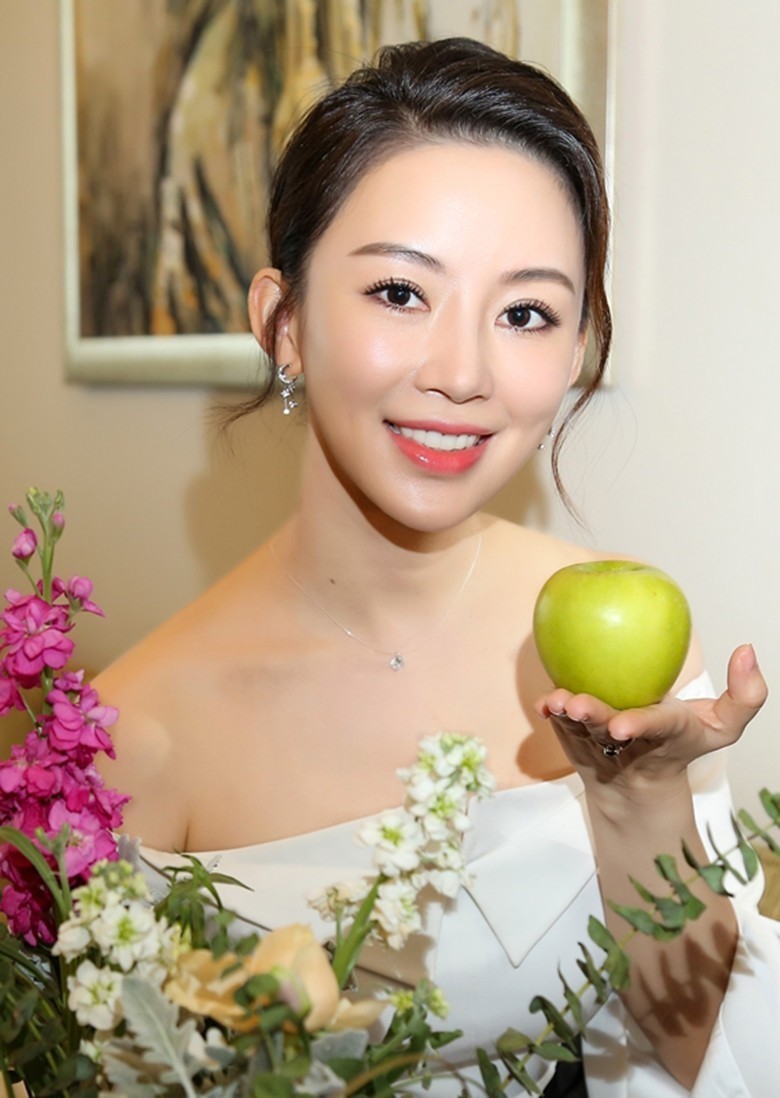 九球天后潘晓婷最新写真 美人与花比美