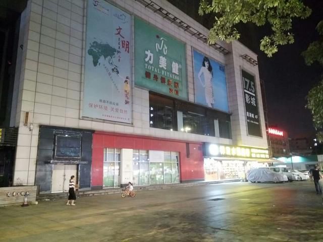 东莞长安星港城,曾经繁华的大型购物中心现如今关门歇业了