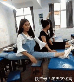 搞笑gif: 练跳舞的妹子们, 下课间玩出了新高度!