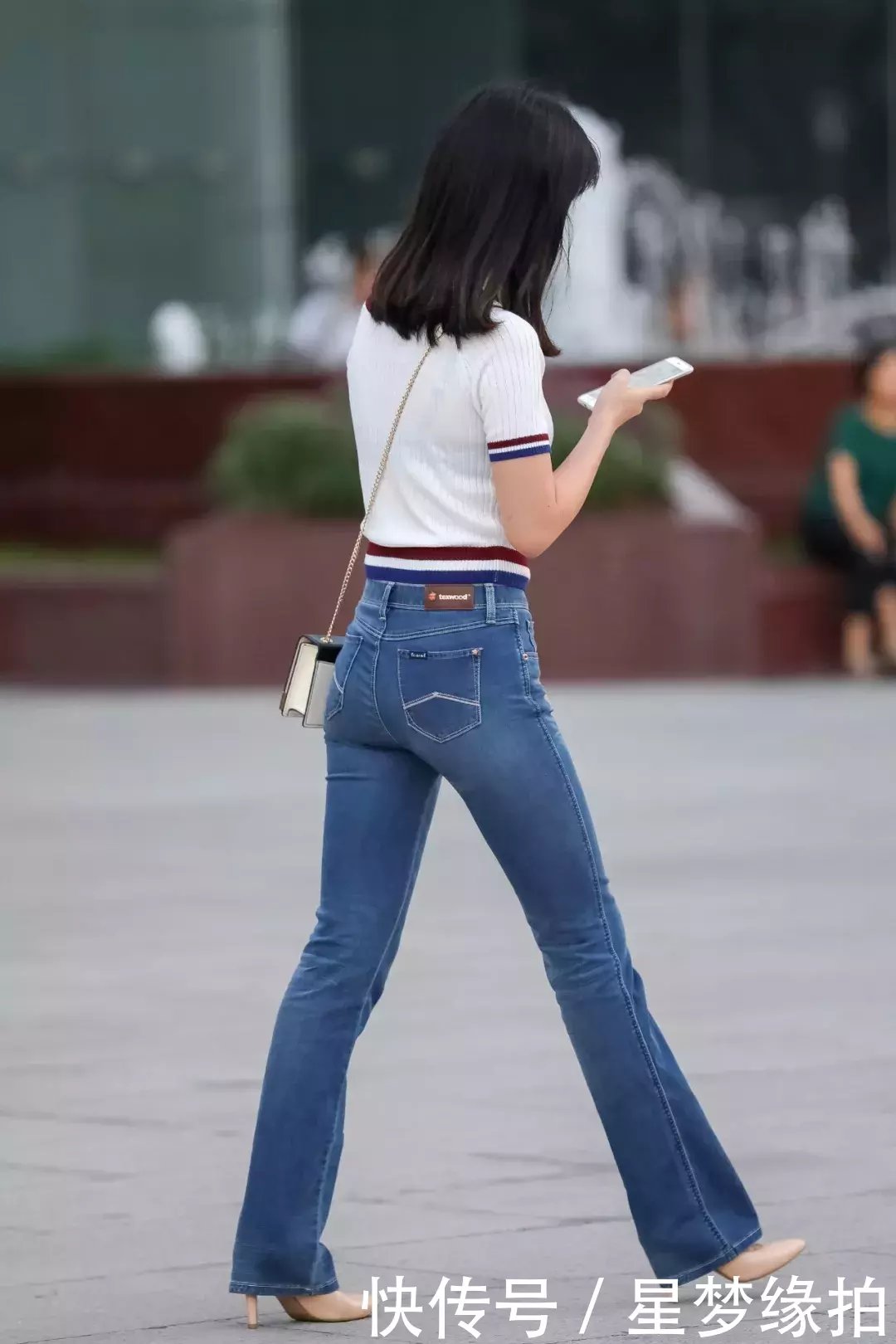 街拍牛仔裤美女