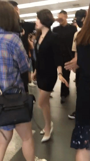 执勤时穿短裙露出美腿!这下你红了!