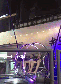 搞笑gif:妹子力气真大,头都打得转了三圈!