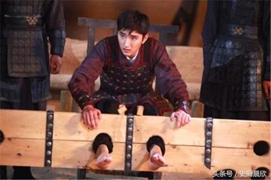 古代一种刑罚,让欧洲士兵难受兴奋又害怕,现在有人专门花钱体验