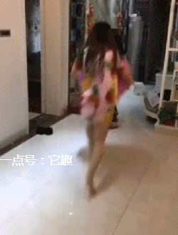 搞笑gif:为了直播能火,现在的女人们也是真拼命!