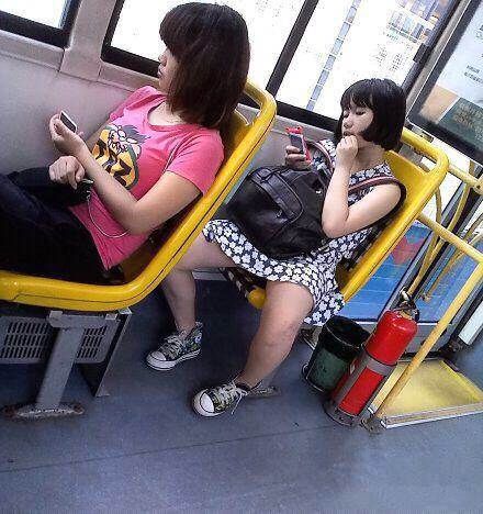 妹子,坐公交车要注意点形象呀,穿裙子还劈着腿坐,太尴尬了