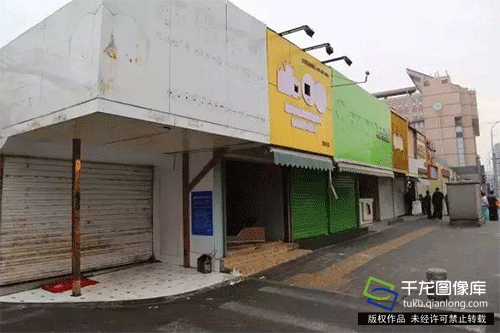 千龙网发北京西单小吃街变身口袋公园叠像对比图(动图来源:tuku.