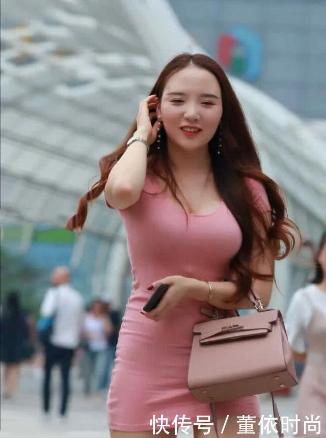 胖胖的连体短裙美女,微胖的女孩最能体现女人的柔美线条,短裙勾勒玲珑