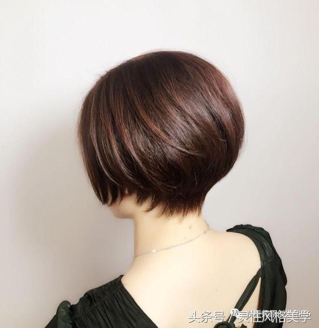 "搓边"短发和普通短发相比,后脑尾部的发尾,既可以修饰头型还非常