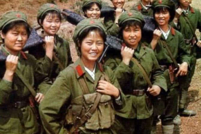 对越反击战牺牲的第一个女兵,死的太惨了,战士们都喊着为她报仇