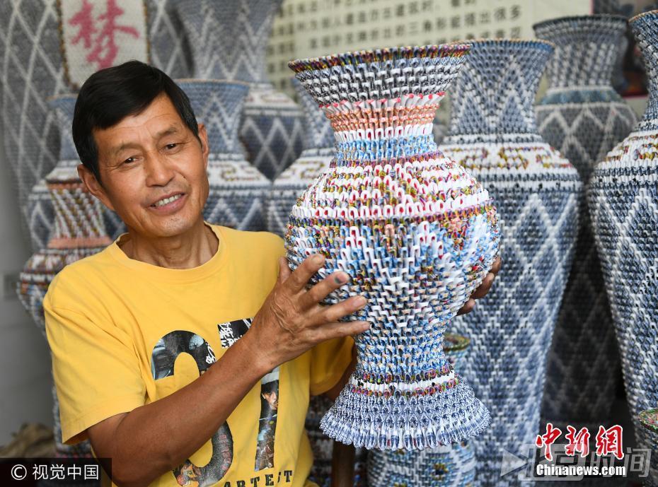 男子用扑克折花瓶 1只花瓶用5000张牌