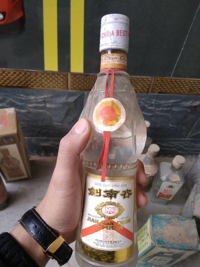 回了趟老家,整理出来的古董酒