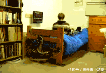 搞笑gif:妹子,你这是怎么了?走路怎么都与人不同,看得
