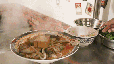 撒上满满一勺蒜末,再加上香菜,就是要感受最最正宗的吃法~端走~开吃!