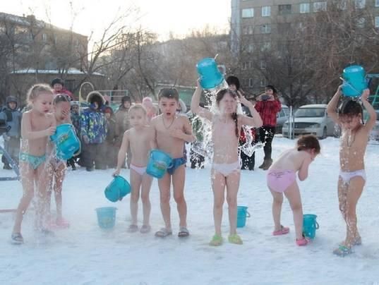 一群幼儿园的孩子在雪地上洗澡.