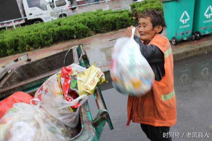 山东滨州 环卫大妈满脸幸福说活不累 我很满足