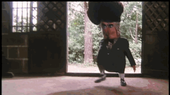 接着是师兄顶着大肚腩,牺牲色相耍起了肚皮舞, 这段舞蹈可谓是惊天地